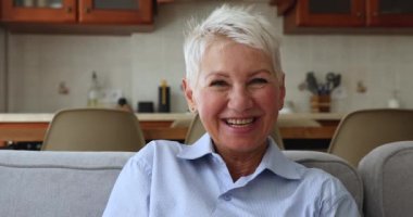 Yaşlı kadın el sallıyor. Arkadaşını selamlıyor. Video çağrısını başlat.