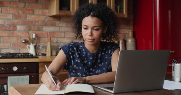 黒人女性学生はノートパソコンを使ってオンラインで学ぶ書き込み情報 — ストック動画