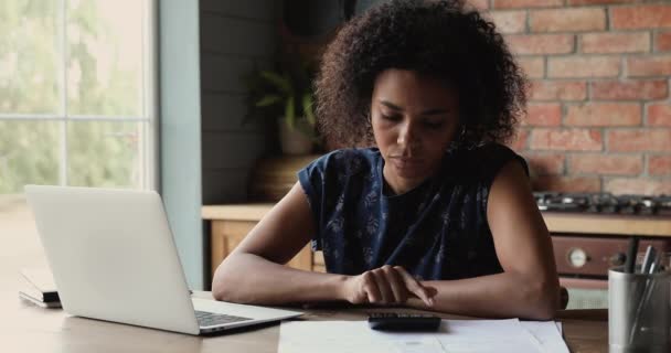 若いアフリカの女性はオンライン計算機で請求書を支払う — ストック動画