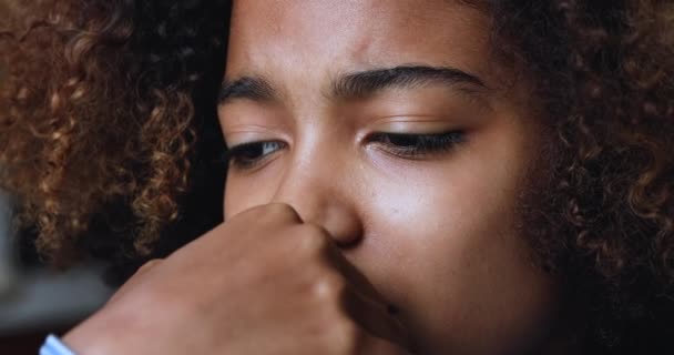 Närbild olycklig afrikansk flicka ser orolig på grund av livets problem — Stockvideo