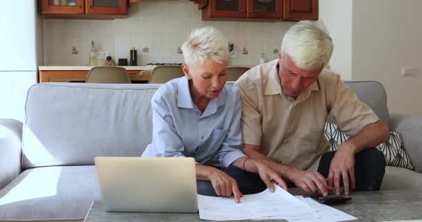 Sconvolto coppia più anziana calcola le spese cercando stressato — Video Stock