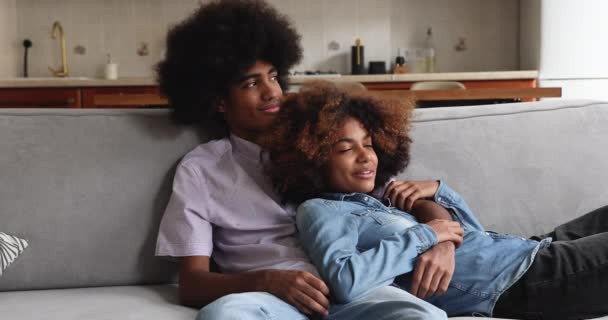 Africana pareja hablando, disfrutar de citas en casa — Vídeo de stock