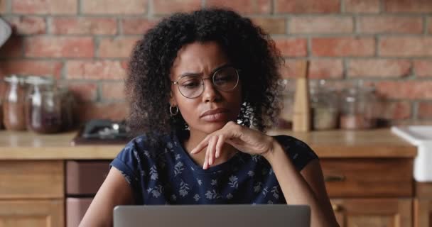 Jonge Afro-Amerikaanse dame draagt bril werk op laptop op afstand — Stockvideo