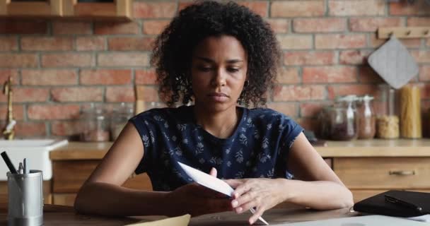 Unge svarte dame, åpne brev blir stresset av dårlige nyheter. – stockvideo