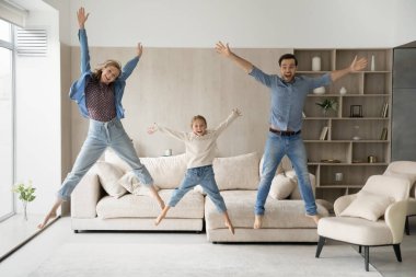 Heyecanlı mutlu aktif aile evde eğleniyor.