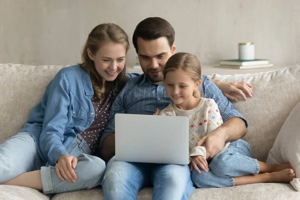Pais felizes e filha criança compras na internet — Fotografia de Stock