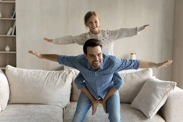 Nadšený táta piggybacking šťastný smích malá dcera dívka — Stock fotografie