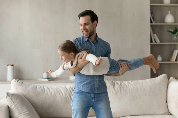Alegre pai animado segurando criança filha feliz nos braços — Fotografia de Stock