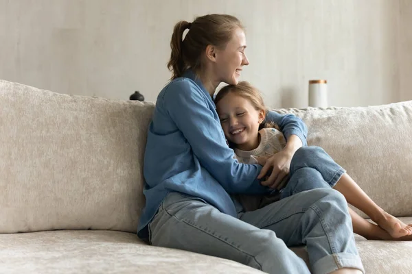 Lycklig glad mamma kramar skrattande dotter unge med kärlek — Stockfoto