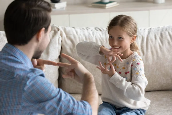 Glückliche hübsche Tochter Kind und Vater im Gespräch mit Gesten — Stockfoto