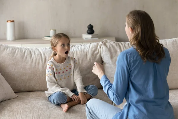 Singing lärare utbildning elev flicka barn hemma — Stockfoto