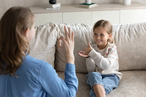 Lycklig liten unge och mamma talar teckenspråk — Stockfoto