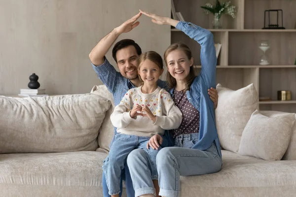 Щаслива сімейна пара і милий дитячий домашній портрет — стокове фото