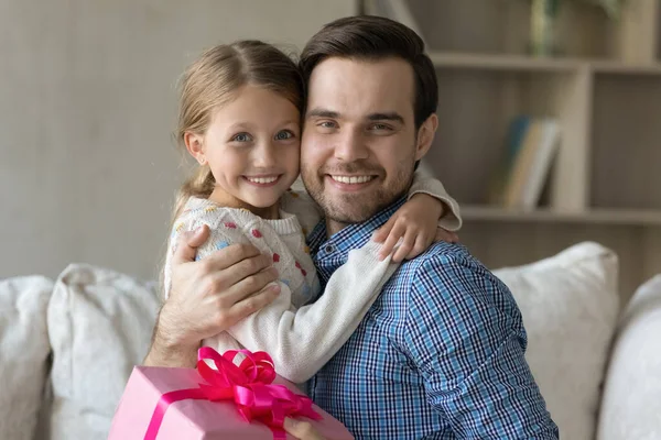 Glücklicher Millennial-Vater umarmt geliebtes Töchterkind mit Liebe — Stockfoto