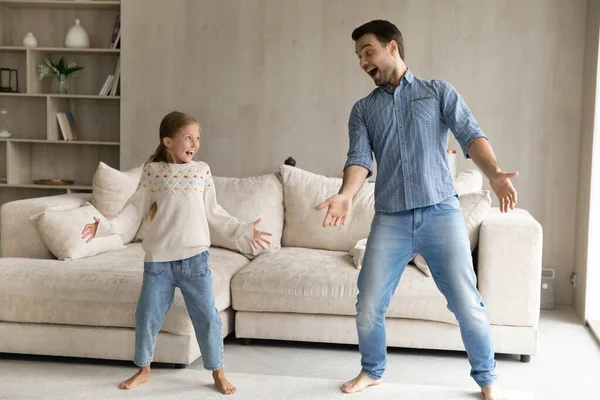 Смешной сумасшедший папа и ребенок танцуют под музыку — стоковое фото