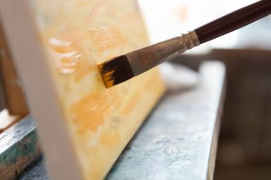 Tuvaldeki fırça boyasına odaklan.