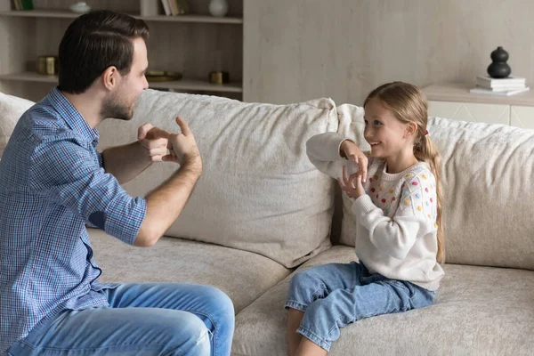 Veselý vzrušený táta a dcera dívka s poruchou sluchu mluvit — Stock fotografie