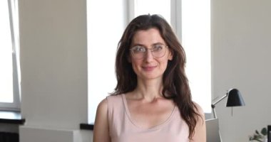 İş yerinde çekici bir iş kadını pozu, vesikalık portre