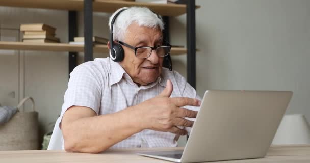 Hombre de edad avanzada habla con los niños mayores uso de videoconferencia — Vídeos de Stock