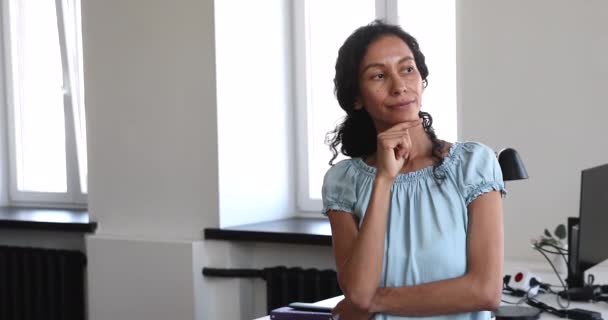 Serious African woman employee looks deep in thoughts — Stock Video