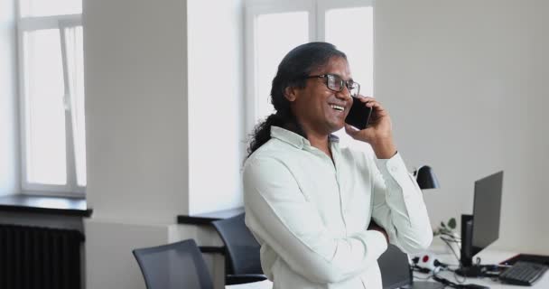 Empresario indio hablando por teléfono inteligente resolver negocios remotamente — Vídeos de Stock