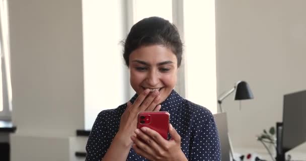 Indiase vrouwelijke werknemer lees geweldig nieuws op mobiele telefoon voelt zich dolblij — Stockvideo