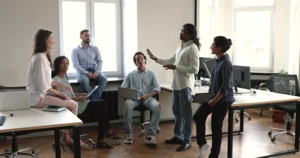 Seis empleados multiétnicos reunidos en sesión informativa escuchan maduro jefe indio — Vídeos de Stock