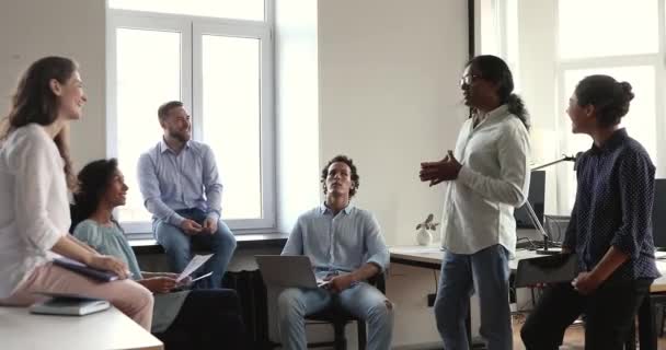 不同的公司员工在同事办公室的情况介绍会上集思广益 — 图库视频影像