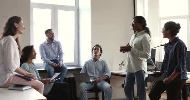 Divers membres du personnel de l'entreprise font un remue-méninges lors d'un briefing dans un bureau de coworking — Video