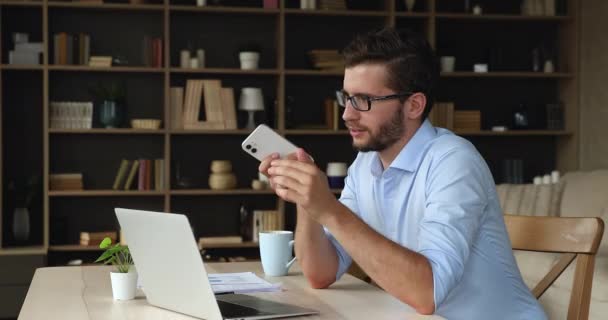 Millennial trabalhador do escritório masculino ditar mensagem de negócios correio de voz no telefone — Vídeo de Stock