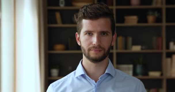 Headshot portret millennial guy werknemer zakenman glimlachen op kantoor — Stockvideo