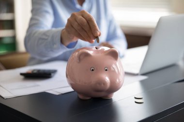 Kapalı kesim orta yaşlı olgun kadın para biriktiriyor..