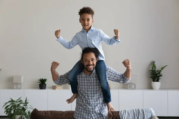 快乐的年轻非洲裔美国爸爸和儿子玩耍的肖像. — 图库照片