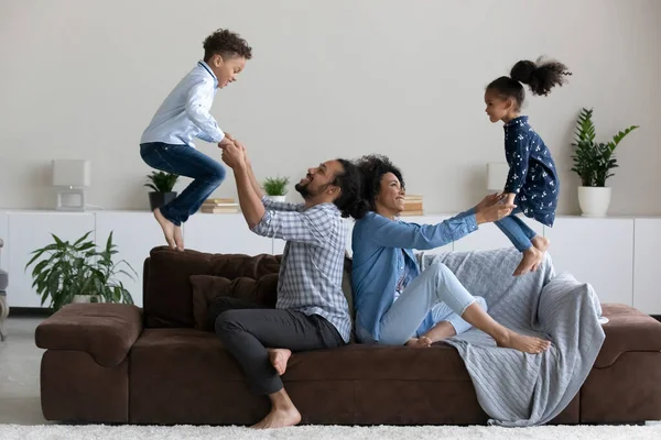 小さな子供と遊んで幸せな若いアフリカ系アメリカ人の両親. — ストック写真