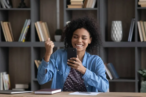 Mutlu genç Afrikalı Amerikalı kadın internet başarısını kutluyor. — Stok fotoğraf