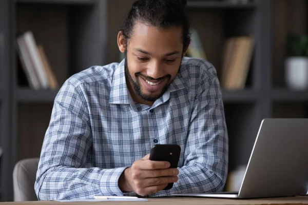 Feliz jovem afro-americano usando aplicativos móveis. — Fotografia de Stock
