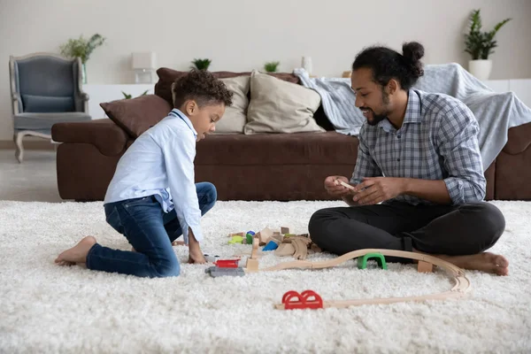 快乐的非洲裔小男孩和爸爸玩玩具. — 图库照片