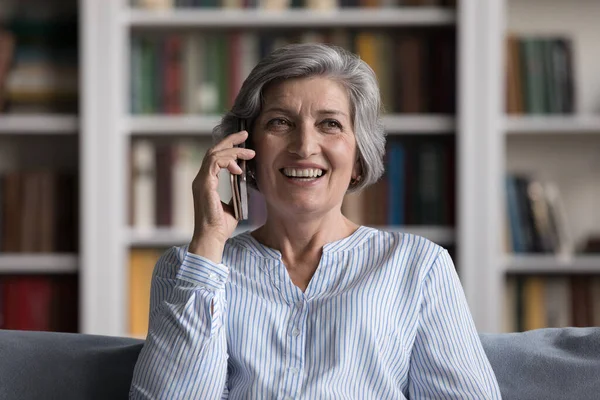 Boldog vonzó idős nő kezében mobilhívás beszélgetés. — Stock Fotó