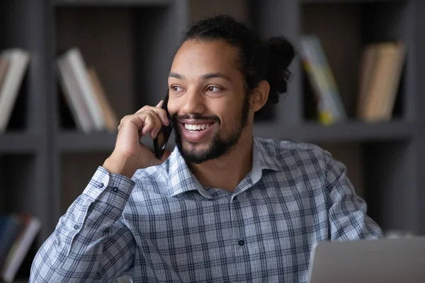 Sorrindo milenar bonito afro-americano homem multitarefa em casa. — Fotografia de Stock