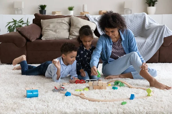 Feliz familia afroamericana amistosa divirtiéndose en casa. — Foto de Stock