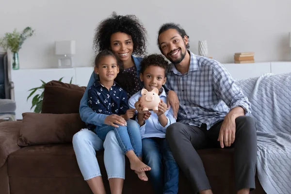 Portret van een liefhebbende Afro-Amerikaanse familie die geld bespaart. — Stockfoto