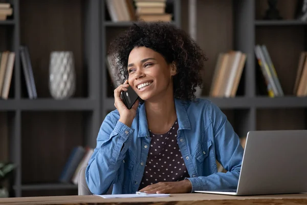 Happy young African American woman talking on cellphone. — Stock Photo, Image