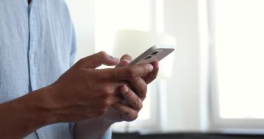 Modern akıllı telefon kullanarak erkek ellerini kapat.