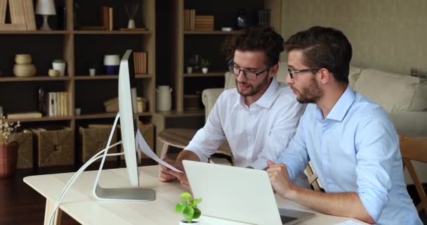 Biznesmeni bliźniacy zarządzają firmą rodzinną omówić raport w biurze — Wideo stockowe