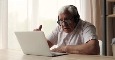 Kıdemli adam video konferans uygulaması kullanarak çevrimiçi danışma aldı