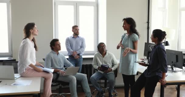 Empleados multiétnicos escuchan discurso de líder del equipo femenino africano — Vídeo de stock