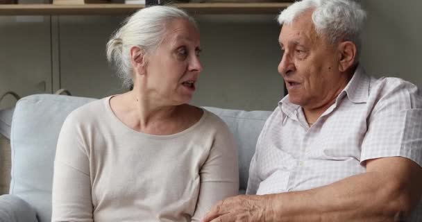 Couple âgé assis sur le canapé profiter d'une conversation agréable — Video