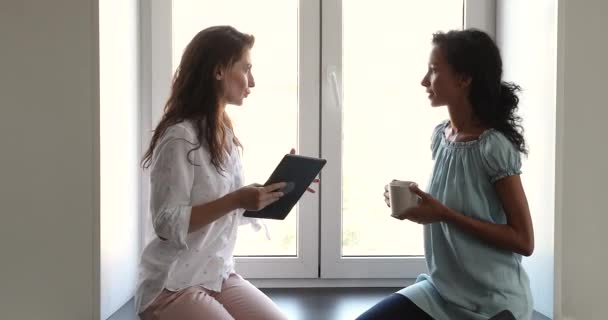 Πολυφυλετικές γυναίκες συναδέλφους μιλούν κατά τη διάρκεια του διαλείμματος για κοινό online έργο — Αρχείο Βίντεο