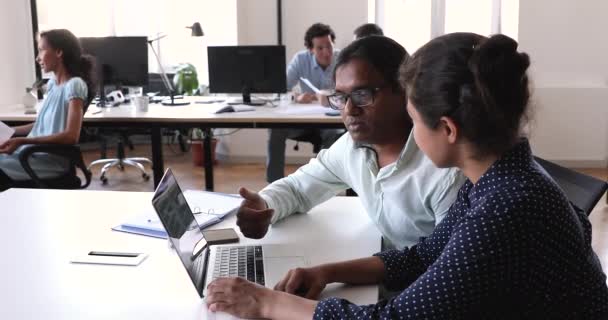 Индийские коллеги сидят за столом и делятся мыслями о развитии проекта — стоковое видео