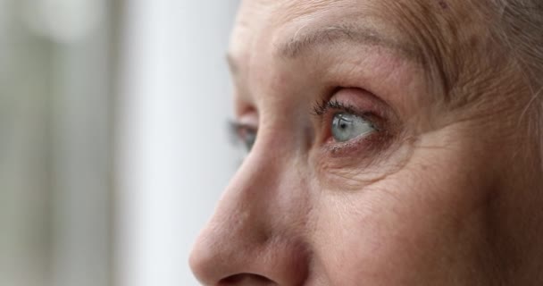 Närbild beskuren visa en del av ansiktet på äldre kvinna — Stockvideo